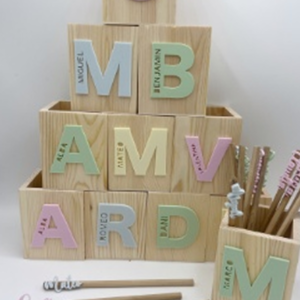 Portalápices de madera cuadrado